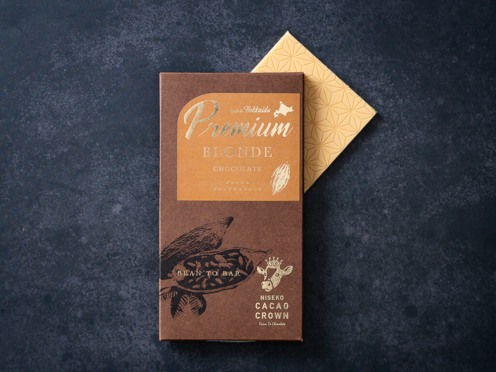 髙橋牧場の粉乳をふんだんに使った特製ホワイトチョコレートを、じっくり煮詰めて作ったチョコレート。ミルクの優しい香り。キャラメルのような濃厚な味わいが特徴です。2300円。