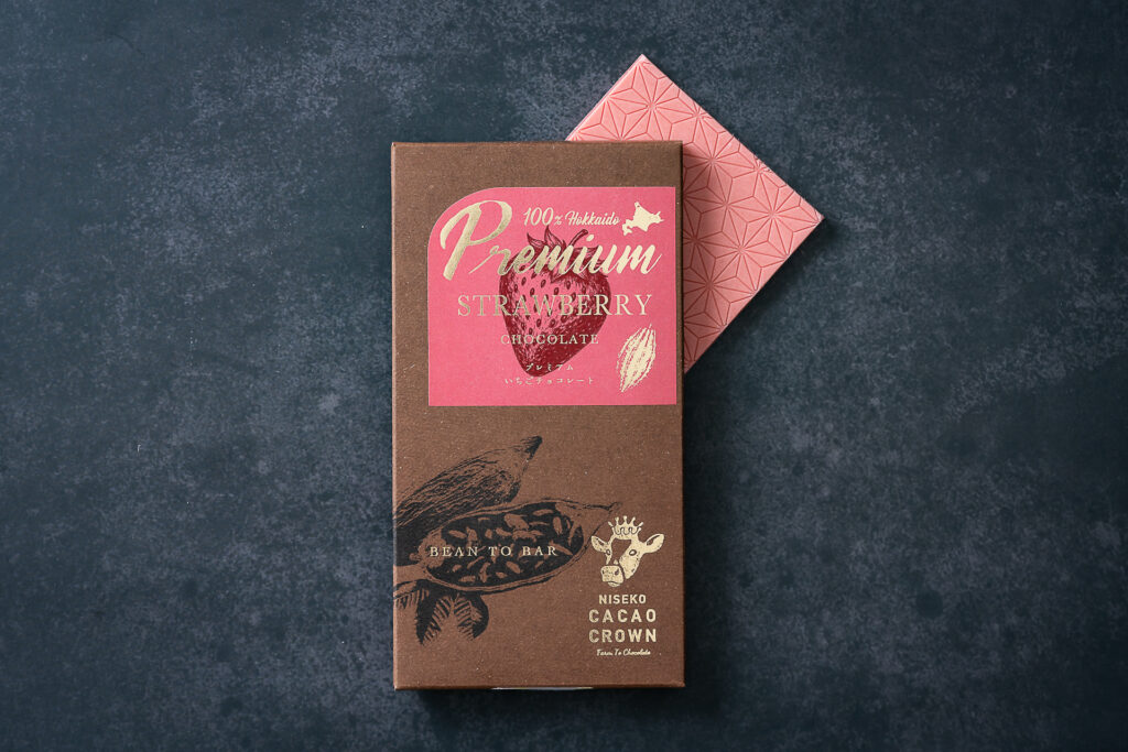 A luxurious chocolate crafted with a generous blend of Takahashi Farm’s powdered milk and Hokkaido-grown strawberries. Enjoy the refreshing acidity of "Suzuakane" strawberries paired with their vibrant aroma. ¥2,300