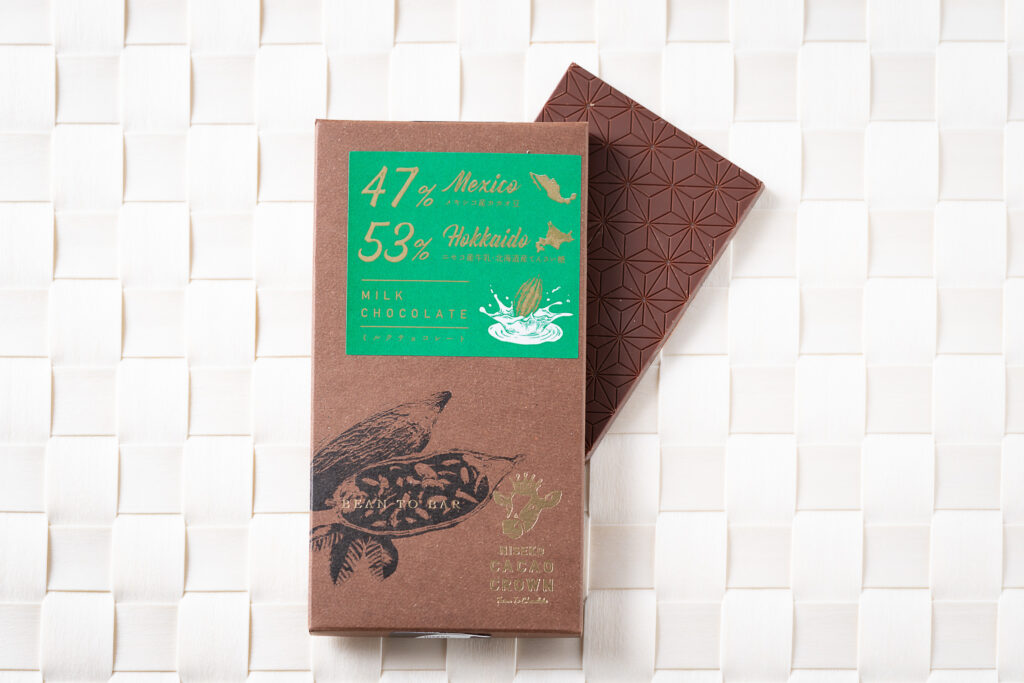 舌で溶かすと、まるでホットチョコを飲んでいるかのような、甘くてミルクの優しい味わい。
初めはナッツに似た香り。
後から優しい香辛料に似た風味を感じられます。
1400yen