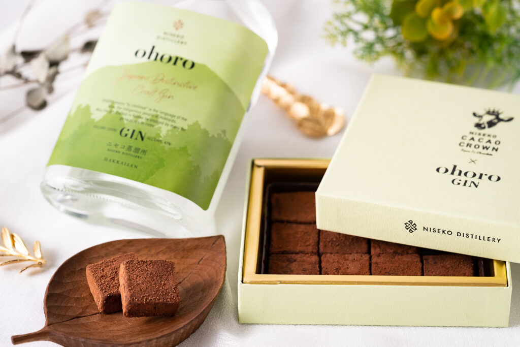 ニセコ蒸溜所の職人がニセコ町産のヤチヤナギ、ニホンハッカを使用した「ohoro GIN」。
  GINを特徴を最大に活かすため、酸味が特徴的なベトナム産のカカオ豆を使用して丁寧に仕上げました。
GINの香りとフルーツ感を味わえる贅沢な大人の生チョコです。1900yen